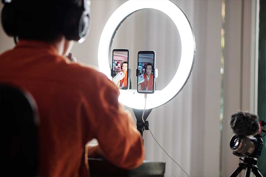 Bagaimana-Tiktok-Menjadi-Platform-Media-dan-Ecommerce-Untuk-Pengusaha-Qlausa