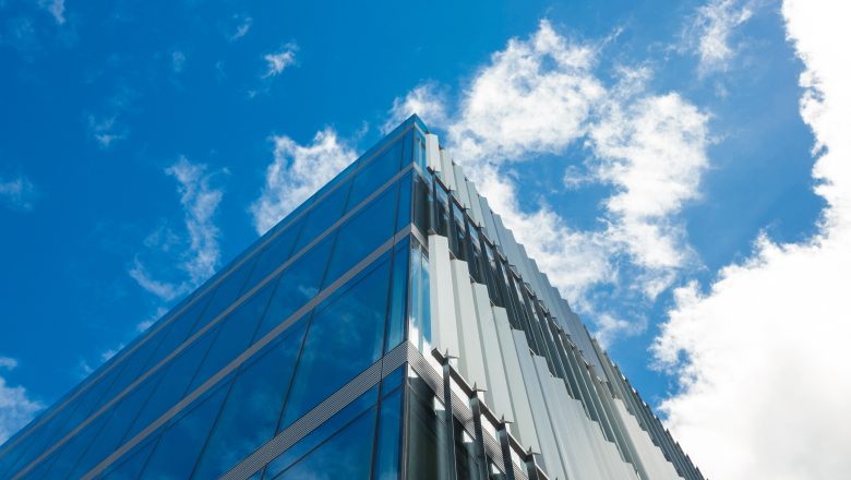 Cara-Menggunakan-LinkedIn-untuk-Membangun-Reputasi-sebagai-Ahli-di-Bidang-Tertentu-Qlausa