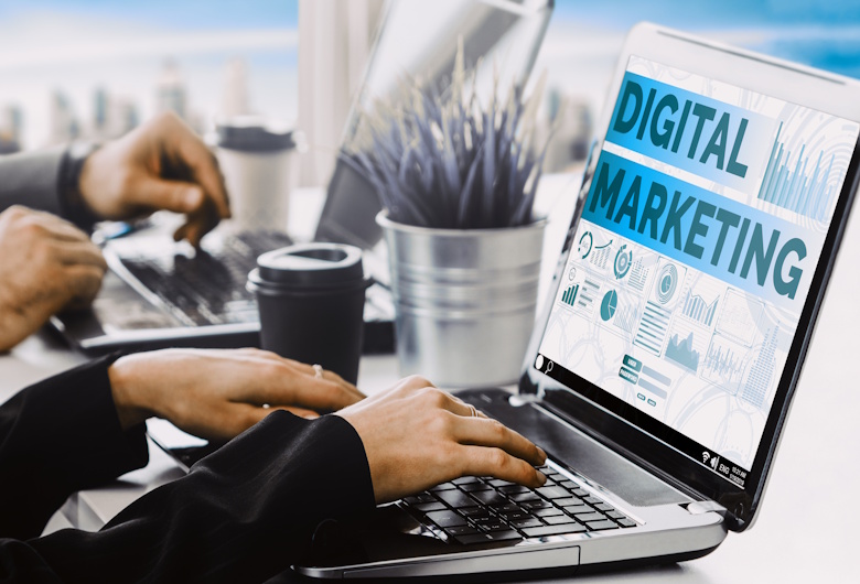 Transformasi-Digital-Marketing-Kunci-Sukses-Menjangkau-Pelanggan-di-Era-Digital-Qlausa