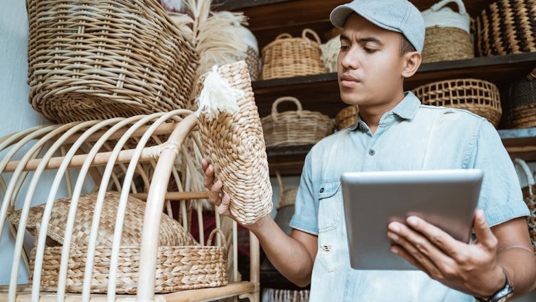 Digitalisasi-UMKM-Indonesia-Peluang-dan-Strategi-untuk-Berkembang-di-Era-Digital-Qlausa